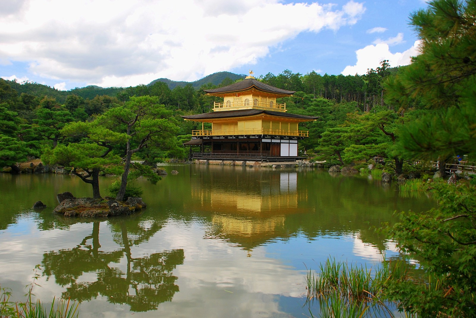 Kinkaku-ji temple in Kyoto representing Japanese translation services